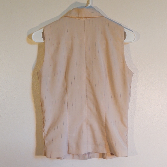 🔥4/$20 Button down sleeveless shirt - Picture 2 of 6